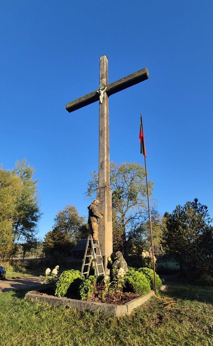 Kryžius ir naujasis gėlynas