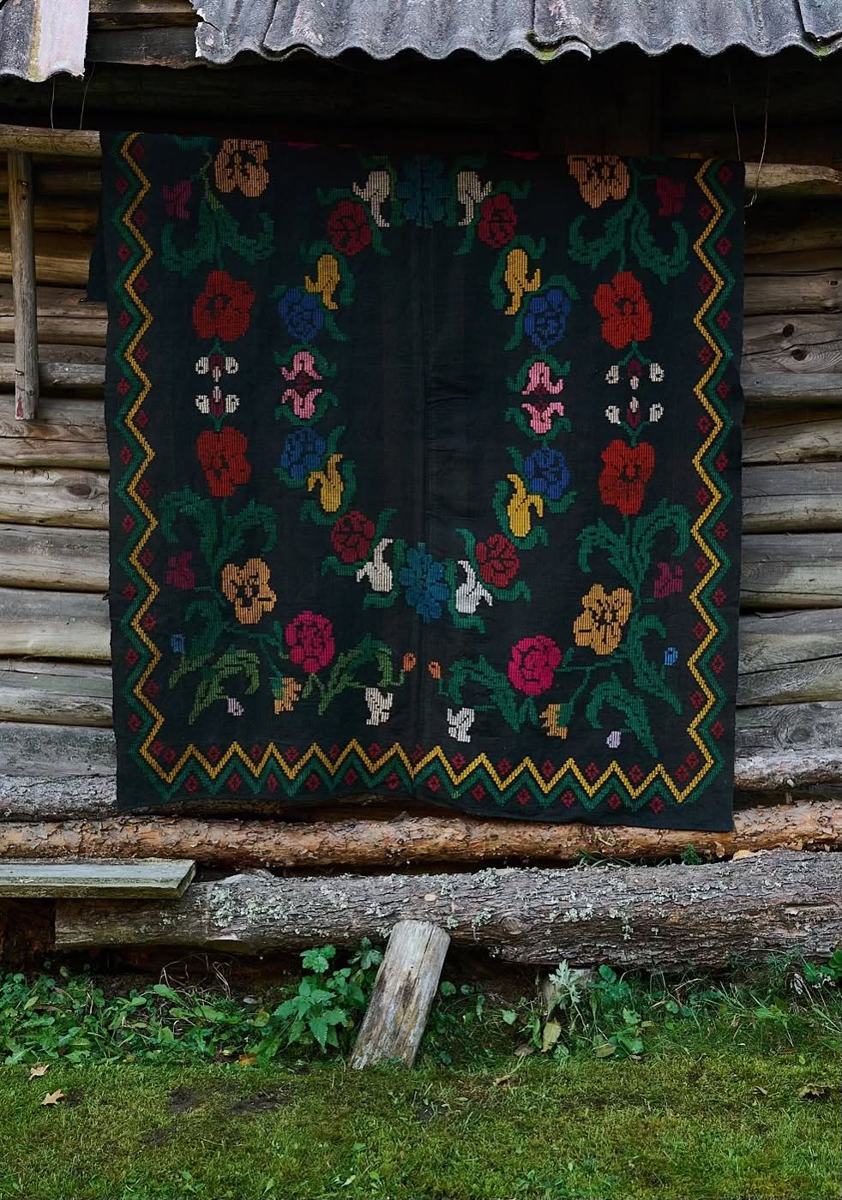 Marytės Maziukienės austas divonas